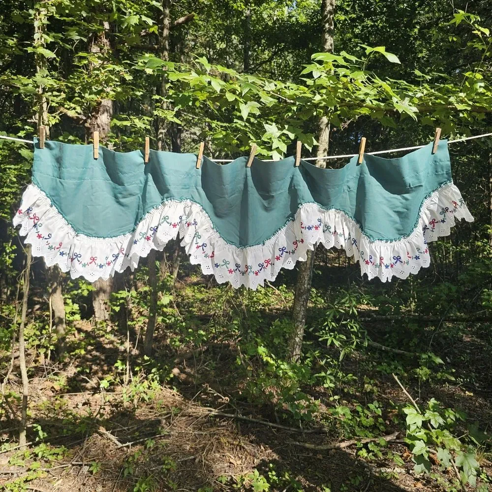 Vintage 1990s Dark Green Christmas Ruffled Valance – Eyelet Lace Bows - New